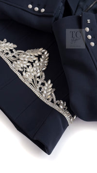 CHANEL 02A Dark Navy Rhinestones Vintage Wool Jacket Skirt Suit 38 40 シャネル ダークネイビー ウール ヘップバーン風 ラインストーン 王冠ジャケット スカート スーツ 即発