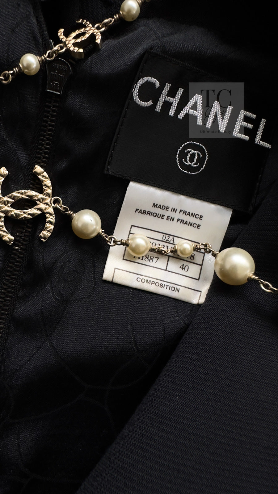 CHANEL 02A Dark Navy Rhinestones Vintage Wool Jacket Skirt Suit 38 40 シャネル ダークネイビー ウール ヘップバーン風 ラインストーン 王冠ジャケット スカート スーツ 即発