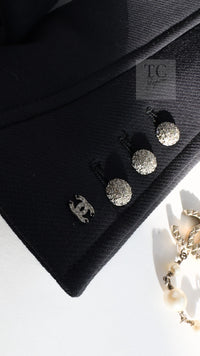 CHANEL 02A Dark Navy Rhinestones Vintage Wool Jacket Skirt Suit 38 40 シャネル ダークネイビー ウール ヘップバーン風 ラインストーン 王冠ジャケット スカート スーツ 即発