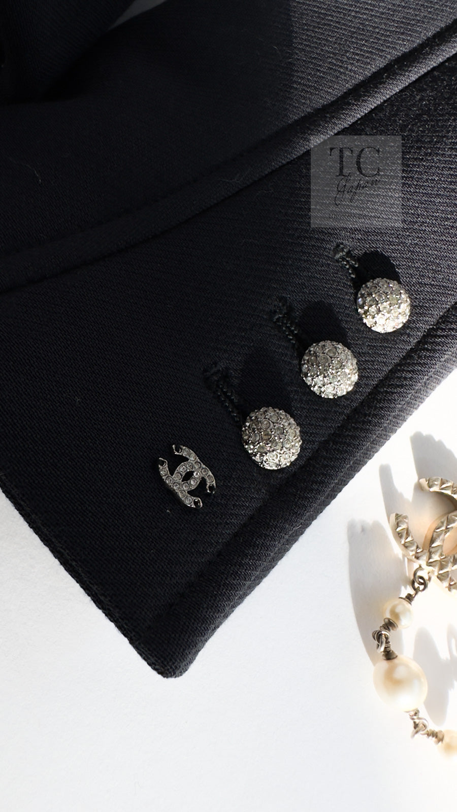 CHANEL 02A Dark Navy Rhinestones Vintage Wool Jacket Skirt Suit 38 40 シャネル ダークネイビー ウール ヘップバーン風 ラインストーン 王冠ジャケット スカート スーツ 即発