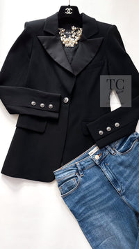 CHANEL 08PF Black Wool Lion Button Blazer Jacket 36 シャネル ブラック ウール ライオン ボタン シルク 襟 ブレザー ジャケット 即発