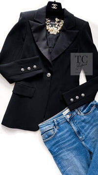 CHANEL 08PF Black Wool Lion Button Blazer Jacket 36 シャネル ブラック ウール ライオン ボタン シルク 襟 ブレザー ジャケット 即発