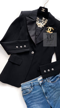 CHANEL 08PF Black Wool Lion Button Blazer Jacket 36 シャネル ブラック ウール ライオン ボタン シルク 襟 ブレザー ジャケット 即発