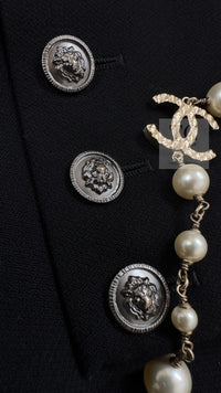 CHANEL 08PF Black Wool Lion Button Blazer Jacket 36 シャネル ブラック ウール ライオン ボタン シルク 襟 ブレザー ジャケット 即発
