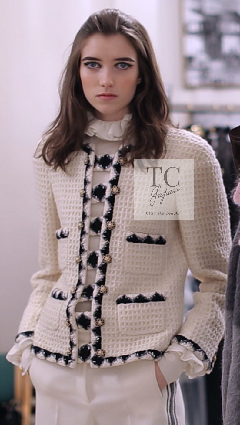 CHANEL 15PF Cream Wool Collarless Tweed Jacket 34 シャネル クリーム ウール ノーカラー ツイード ジャケット 即発 - TC JAPAN