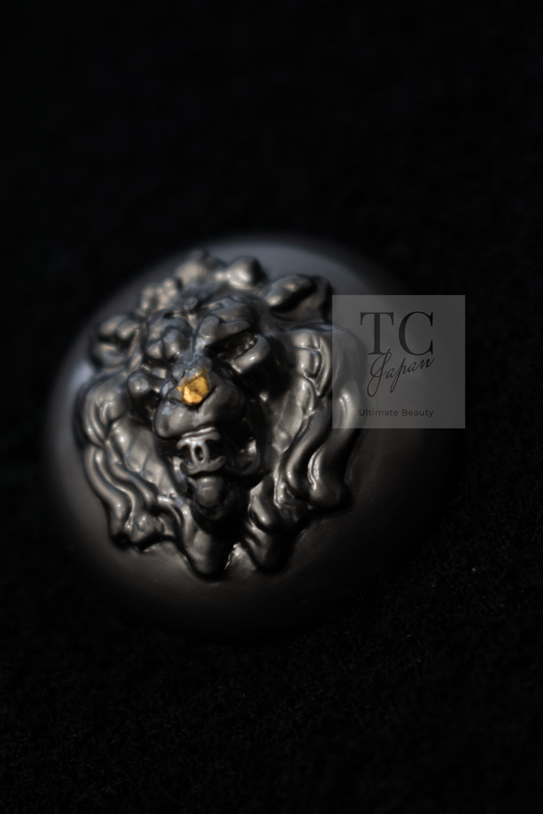 CHANEL 08A Black Wool Big Lion Button Jacket Coat 36 38 シャネル ブラック ウール 大きい ライオン ボタン ジャケット コート 即発