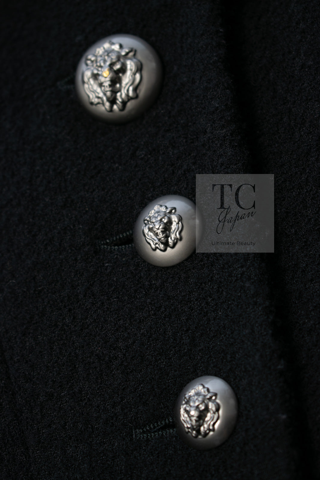 CHANEL 08A Black Wool Big Lion Button Jacket Coat 36 38 シャネル ブラック ウール 大きい ライオン ボタン ジャケット コート 即発