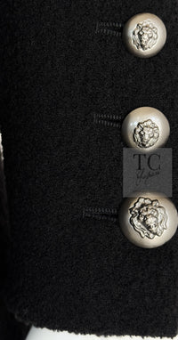 CHANEL 08A Black Wool Big Lion Button Jacket Coat 36 38 シャネル ブラック ウール 大きい ライオン ボタン ジャケット コート 即発