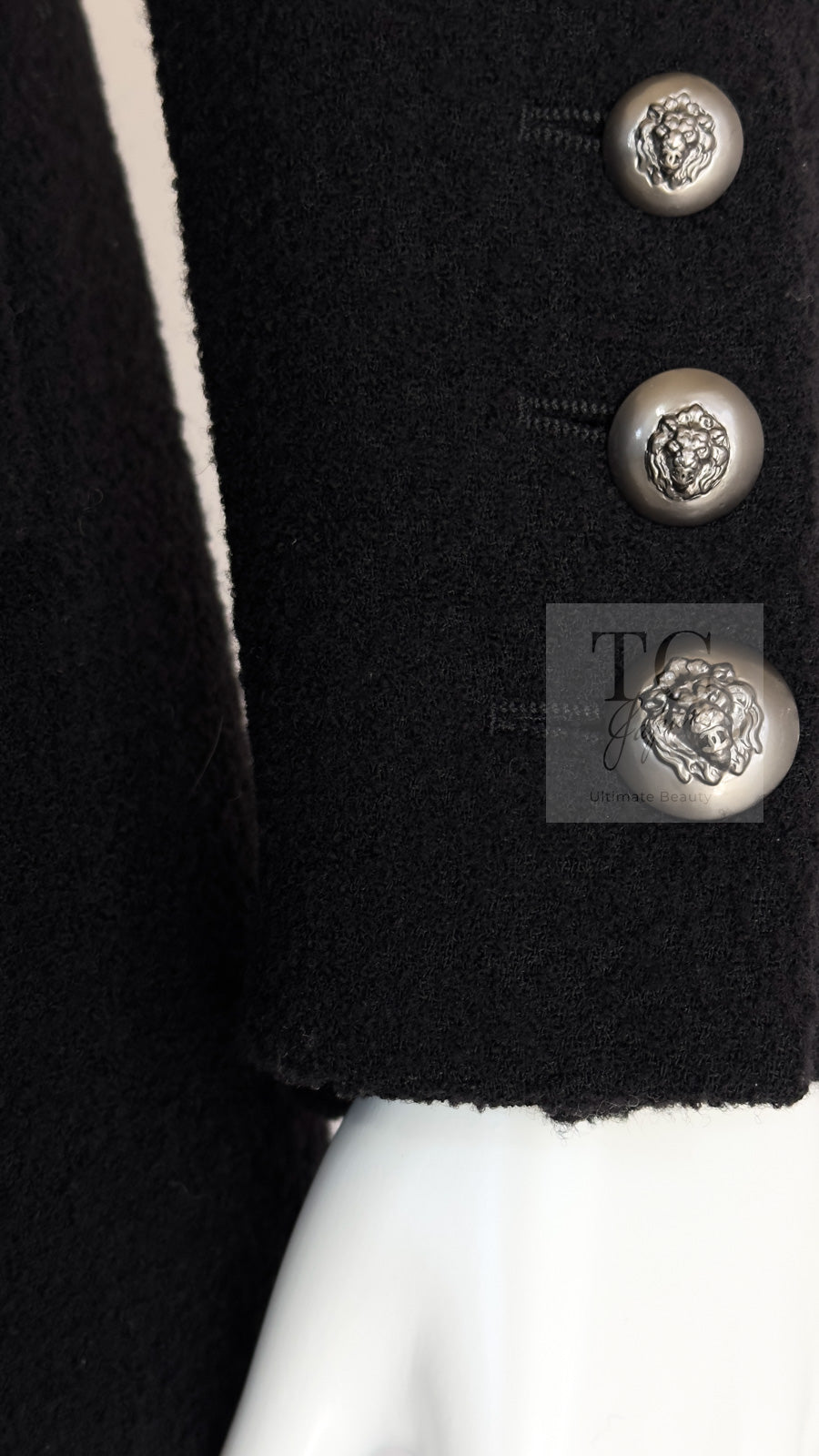 CHANEL 08A Black Wool Big Lion Button Jacket Coat 36 38 シャネル ブラック ウール 大きい ライオン ボタン ジャケット コート 即発