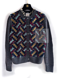 CHANEL 15B Charcoal Gray Silk Wool Cashmere Floral Applique Knit Cardigan 38 40 42 シャネル チャコールグレー シルク ウール カシミヤ お花アップリケ ニット カーディガン 即発