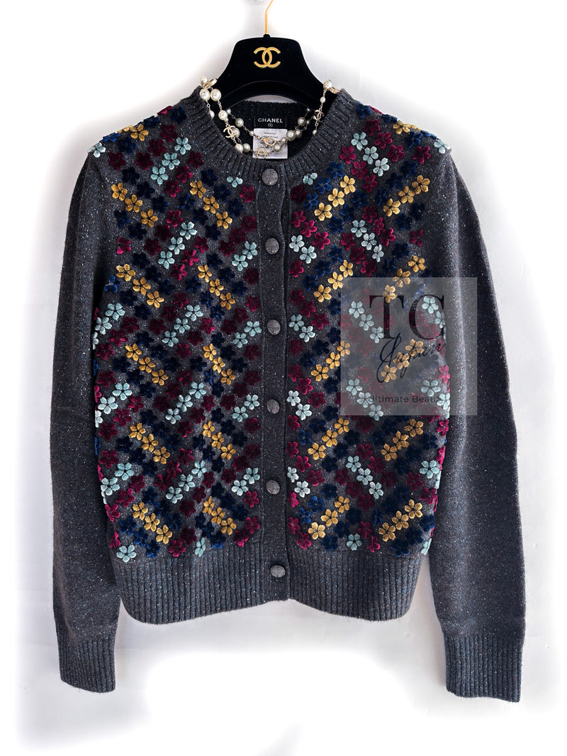 CHANEL 15B Charcoal Gray Silk Wool Cashmere Floral Applique Knit Cardigan 38 40 42 シャネル チャコールグレー シルク ウール カシミヤ お花アップリケ ニット カーディガン 即発