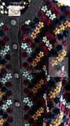 CHANEL 15B Charcoal Gray Silk Wool Cashmere Floral Applique Knit Cardigan 38 40 42 シャネル チャコールグレー シルク ウール カシミヤ お花アップリケ ニット カーディガン 即発