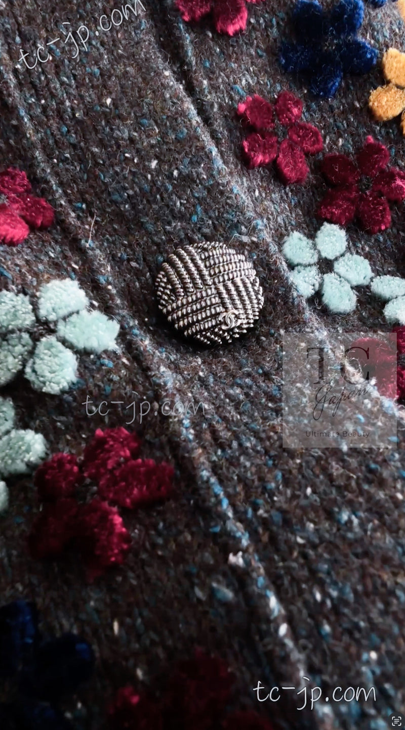 CHANEL 15B Charcoal Gray Silk Wool Cashmere Floral Applique Knit Cardigan 38 40 42 シャネル チャコールグレー シルク ウール カシミヤ お花アップリケ ニット カーディガン 即発