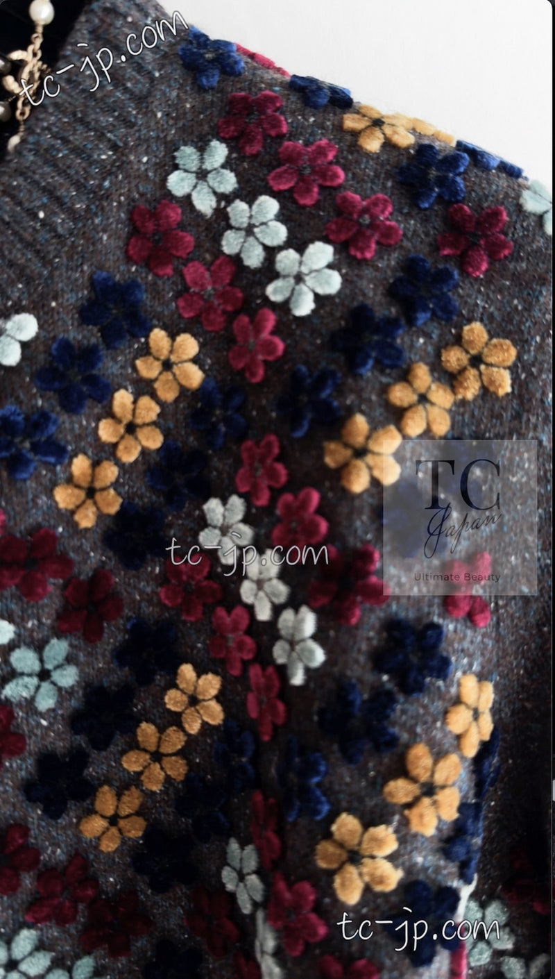 CHANEL 15B Charcoal Gray Silk Wool Cashmere Floral Applique Knit Cardigan 38 40 42 シャネル チャコールグレー シルク ウール カシミヤ お花アップリケ ニット カーディガン 即発