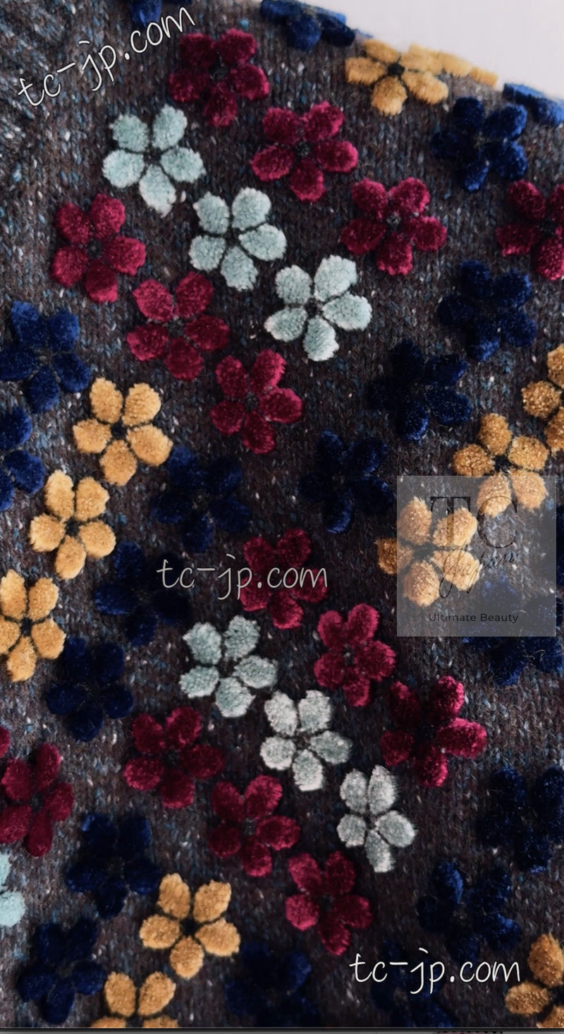 CHANEL 15B Charcoal Gray Silk Wool Cashmere Floral Applique Knit Cardigan 38 40 42 シャネル チャコールグレー シルク ウール カシミヤ お花アップリケ ニット カーディガン 即発