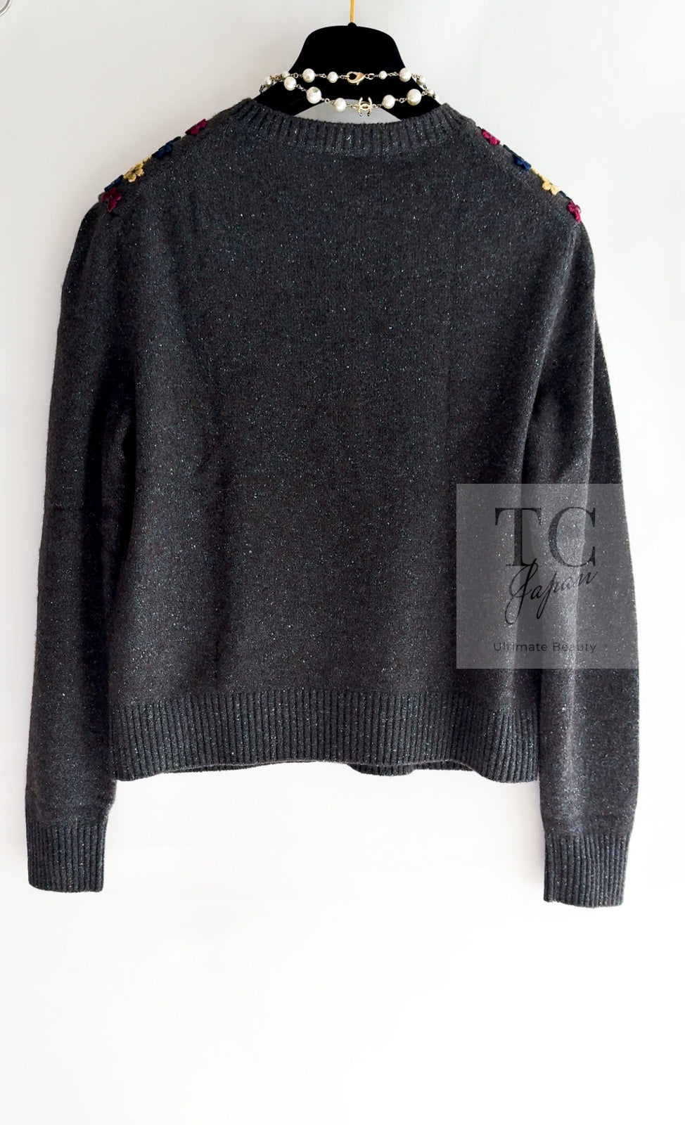 CHANEL 15B Charcoal Gray Silk Wool Cashmere Floral Applique Knit Cardigan 38 40 42 シャネル チャコールグレー シルク ウール カシミヤ お花アップリケ ニット カーディガン 即発
