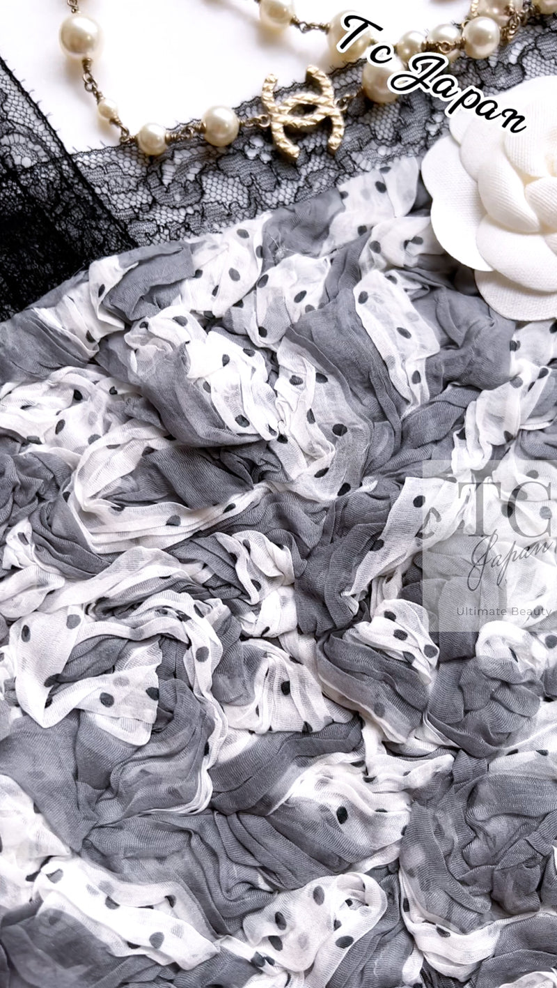 CHANEL 02S White Gray Dots Silk Set Up Camisole & Pleated Skirt 38 40 シャネル ホワイト グレー セットアップ キャミソール ＆ プリーツ スカート 即発