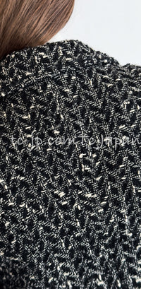 CHANEL 97A Vintage Black Gray Chevron Tweed Jacket Skirt Suit 38 40 シャネル ヴィンテージ ブラック グレー シェブロン ツイード ジャケット スカート スーツ 即発