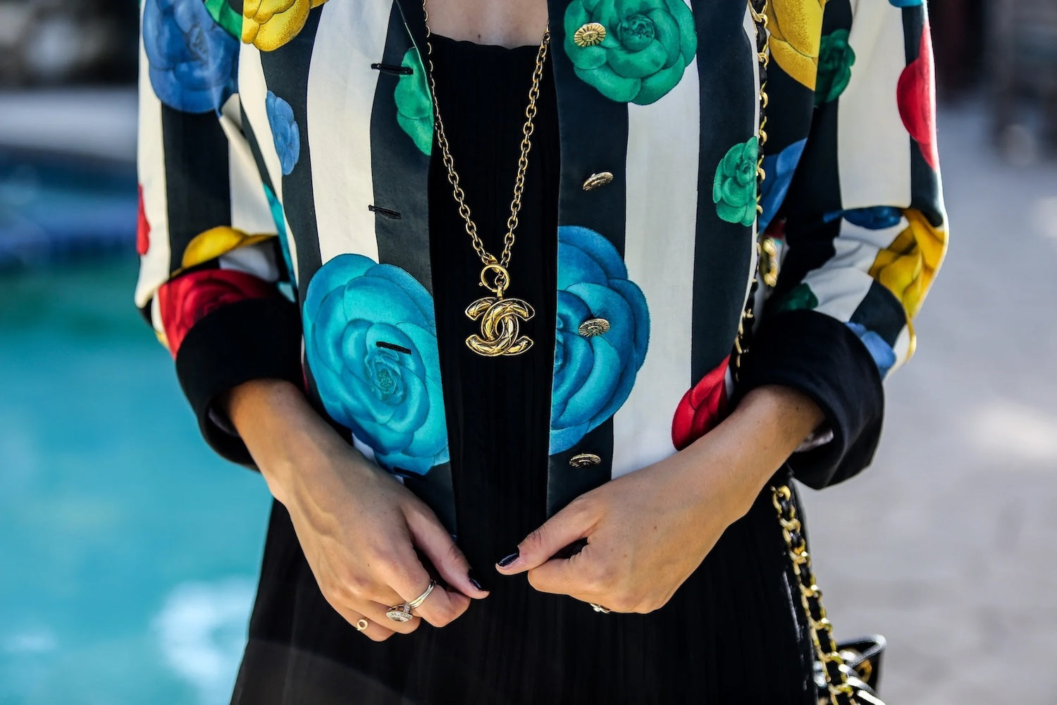 CHANEL 88S Vintage Black Bold Striped Camellia Print Cotton Runway Shirt Jacket 36 38 シャネル ヴィンテージ ブラック カラフル ストライプ カメリア コットン ランウェイ シャツ ジャケット 即発 - TC JAPAN