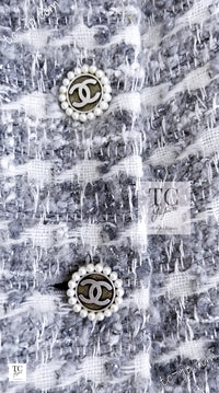 CHANEL 05A Gray Mix Camellia Brooch Wool Tweed Jacket Skirt Suit 36 シャネル グレー ふんわり カメリア付 ウール ツイード ジャケット スカート スーツ 即発