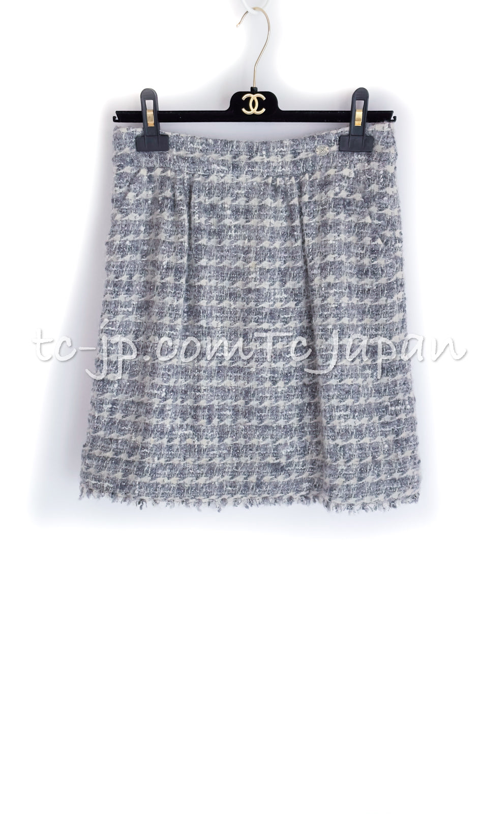 CHANEL 05A Gray Mix Camellia Brooch Wool Tweed Jacket Skirt Suit 36 シャネル グレー ふんわり カメリア付 ウール ツイード ジャケット スカート スーツ 即発