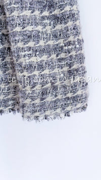 CHANEL 05A Gray Mix Camellia Brooch Wool Tweed Jacket Skirt Suit 36 シャネル グレー ふんわり カメリア付 ウール ツイード ジャケット スカート スーツ 即発