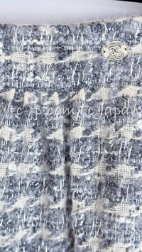 CHANEL 05A Gray Mix Camellia Brooch Wool Tweed Jacket Skirt Suit 36 シャネル グレー ふんわり カメリア付 ウール ツイード ジャケット スカート スーツ 即発