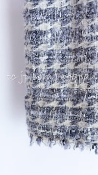 CHANEL 05A Gray Mix Camellia Brooch Wool Tweed Jacket Skirt Suit 36 シャネル グレー ふんわり カメリア付 ウール ツイード ジャケット スカート スーツ 即発