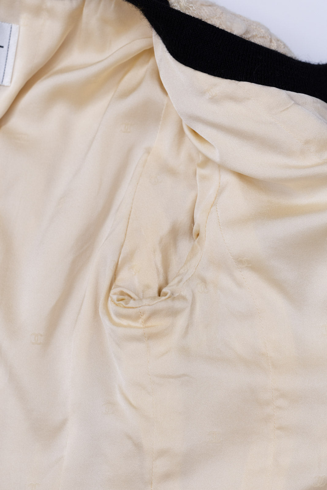 CHANEL 94A Vintage Rare Collectible Creme Ivory Black Trim Jacket 34 36 シャネル ヴィンテージ スーパーモデル ブークレ クリーム アイボリー ブラック トリム ジャケット 即発 - TC JAPAN
