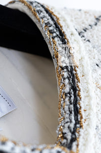 CHANEL 17S Ivory Metallic CC Buttons Collarless Tweed Jacket 34 17