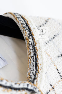 CHANEL 17S Ivory Metallic CC Buttons Collarless Tweed Jacket 34 3
