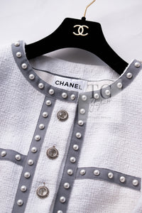 CHANEL 13S White Gray Pearl Trim Cotton Jacket Skirt Suit 40 42 シャネル ホワイト グレー パール トリミング コットン ジャケット スカート スーツ 即発