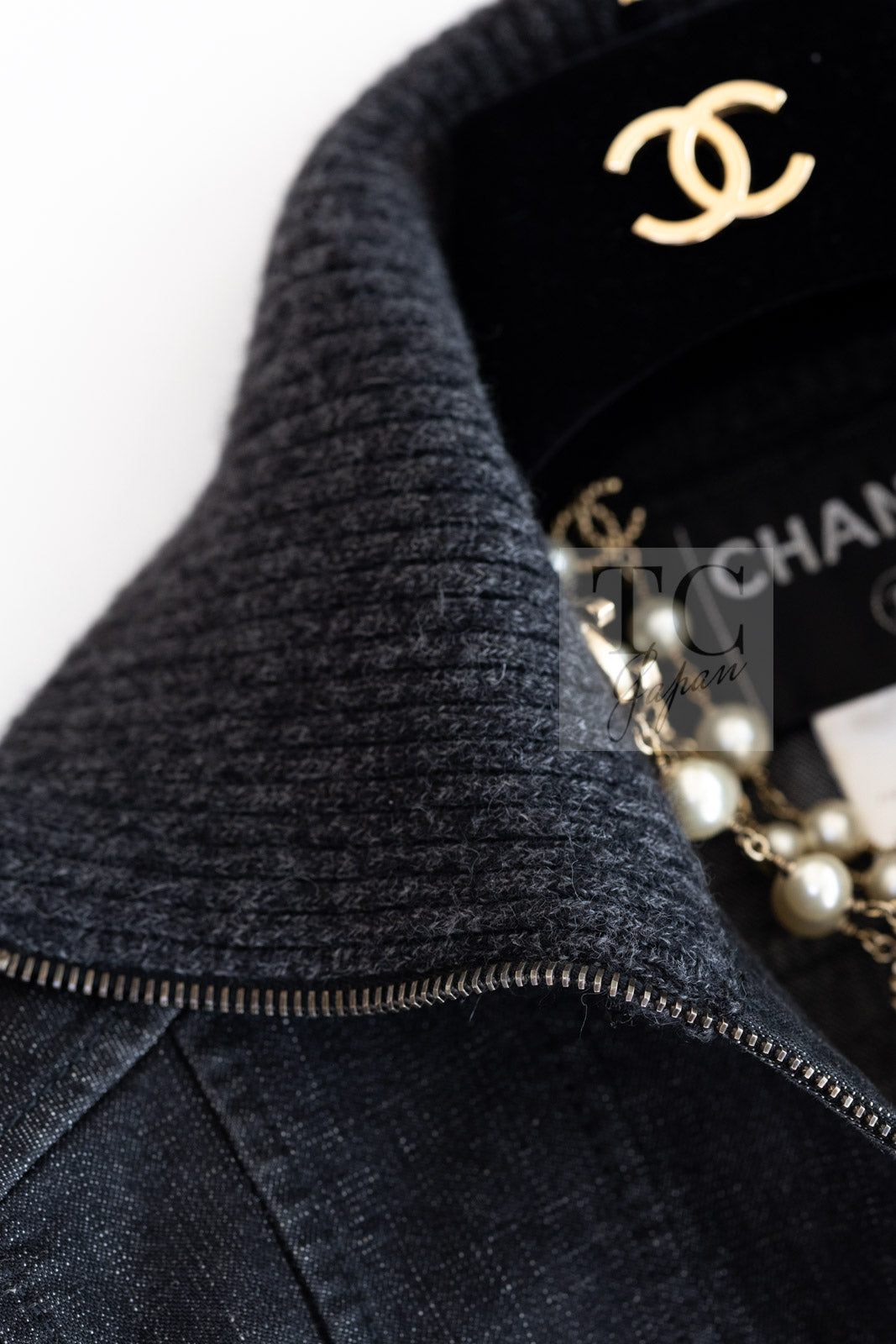 CHANEL 03A Dark Gray Cotton Denim KATE MOSS Knit Collar Front Zipper Jacket 38 シャネル ダーク グレー コットン デニム ニット 襟 フロント ジッパー ジャケット 即発