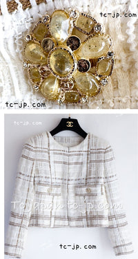 CHANEL 15C White Beige Dubai Lesage Tweed Collarless Jacket CC Gripoix Button 36 38 シャネル ホワイト ベージュ ルサージュ ツイード ドバイ ノーカラー ジャケット CCロゴ グリポア ボタン 即発