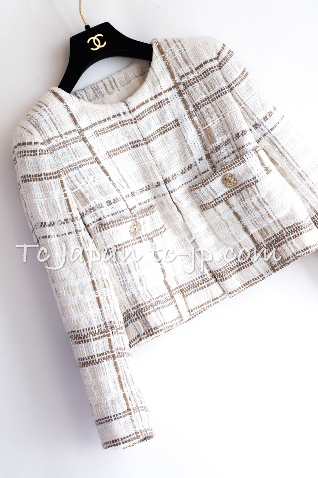 CHANEL 15C White Beige Dubai Lesage Tweed Collarless Jacket CC Gripoix Button 36 38 シャネル ホワイト ベージュ ルサージュ ツイード ドバイ ノーカラー ジャケット CCロゴ グリポア ボタン 即発