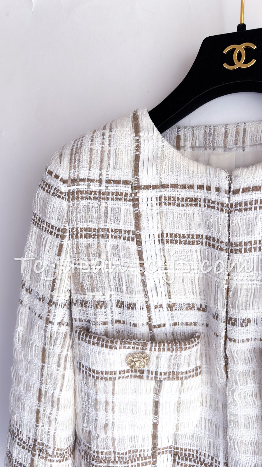 CHANEL 15C White Beige Dubai Lesage Tweed Collarless Jacket CC Gripoix Button 36 38 シャネル ホワイト ベージュ ルサージュ ツイード ドバイ ノーカラー ジャケット CCロゴ グリポア ボタン 即発