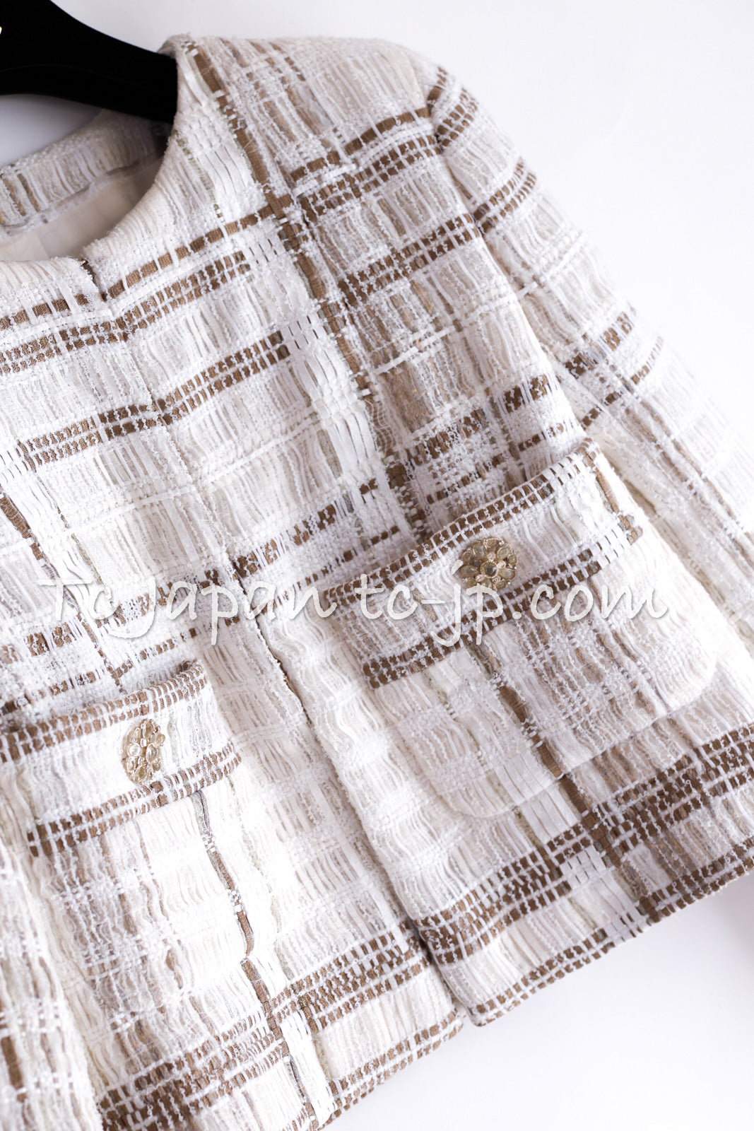 CHANEL 15C White Beige Dubai Lesage Tweed Collarless Jacket CC Gripoix Button 36 38 シャネル ホワイト ベージュ ルサージュ ツイード ドバイ ノーカラー ジャケット CCロゴ グリポア ボタン 即発