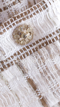 CHANEL 15C White Beige Dubai Lesage Tweed Collarless Jacket CC Gripoix Button 36 38 シャネル ホワイト ベージュ ルサージュ ツイード ドバイ ノーカラー ジャケット CCロゴ グリポア ボタン 即発