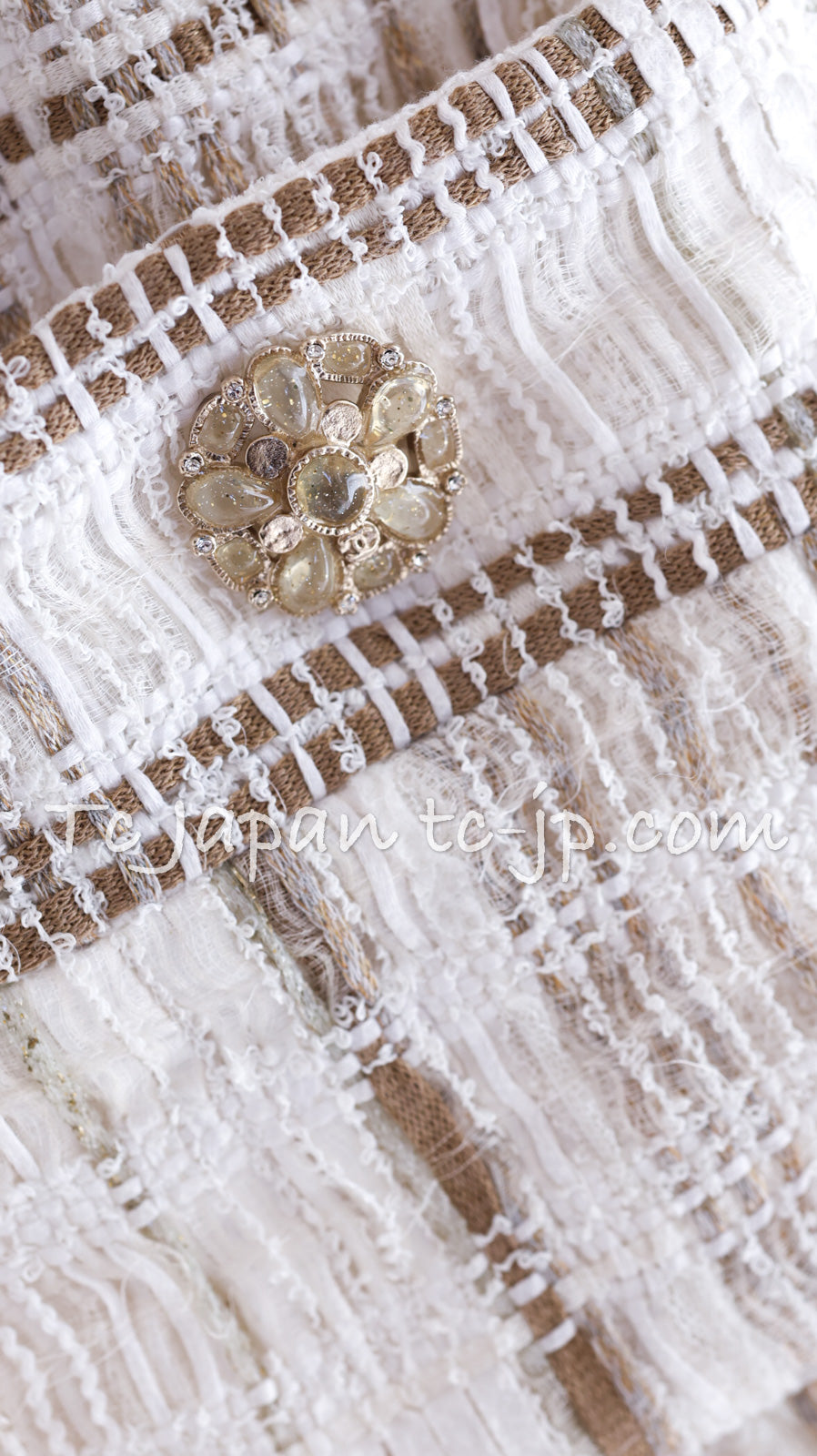 CHANEL 15C White Beige Dubai Lesage Tweed Collarless Jacket CC Gripoix Button 36 38 シャネル ホワイト ベージュ ルサージュ ツイード ドバイ ノーカラー ジャケット CCロゴ グリポア ボタン 即発