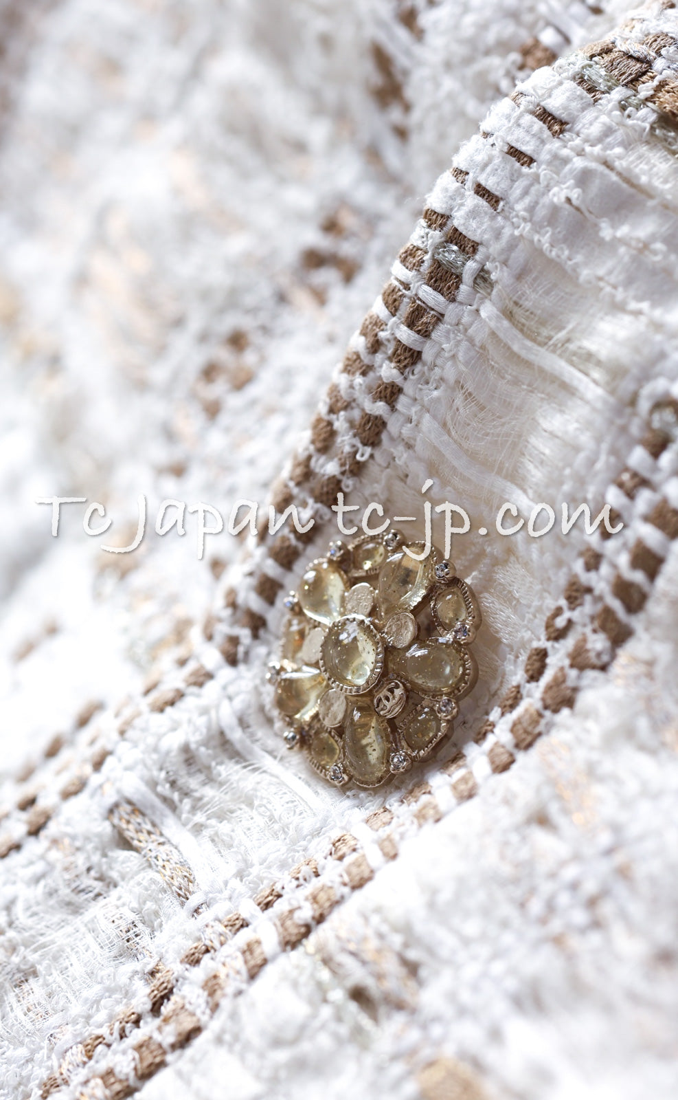 CHANEL 15C White Beige Dubai Lesage Tweed Collarless Jacket CC Gripoix Button 36 38 シャネル ホワイト ベージュ ルサージュ ツイード ドバイ ノーカラー ジャケット CCロゴ グリポア ボタン 即発