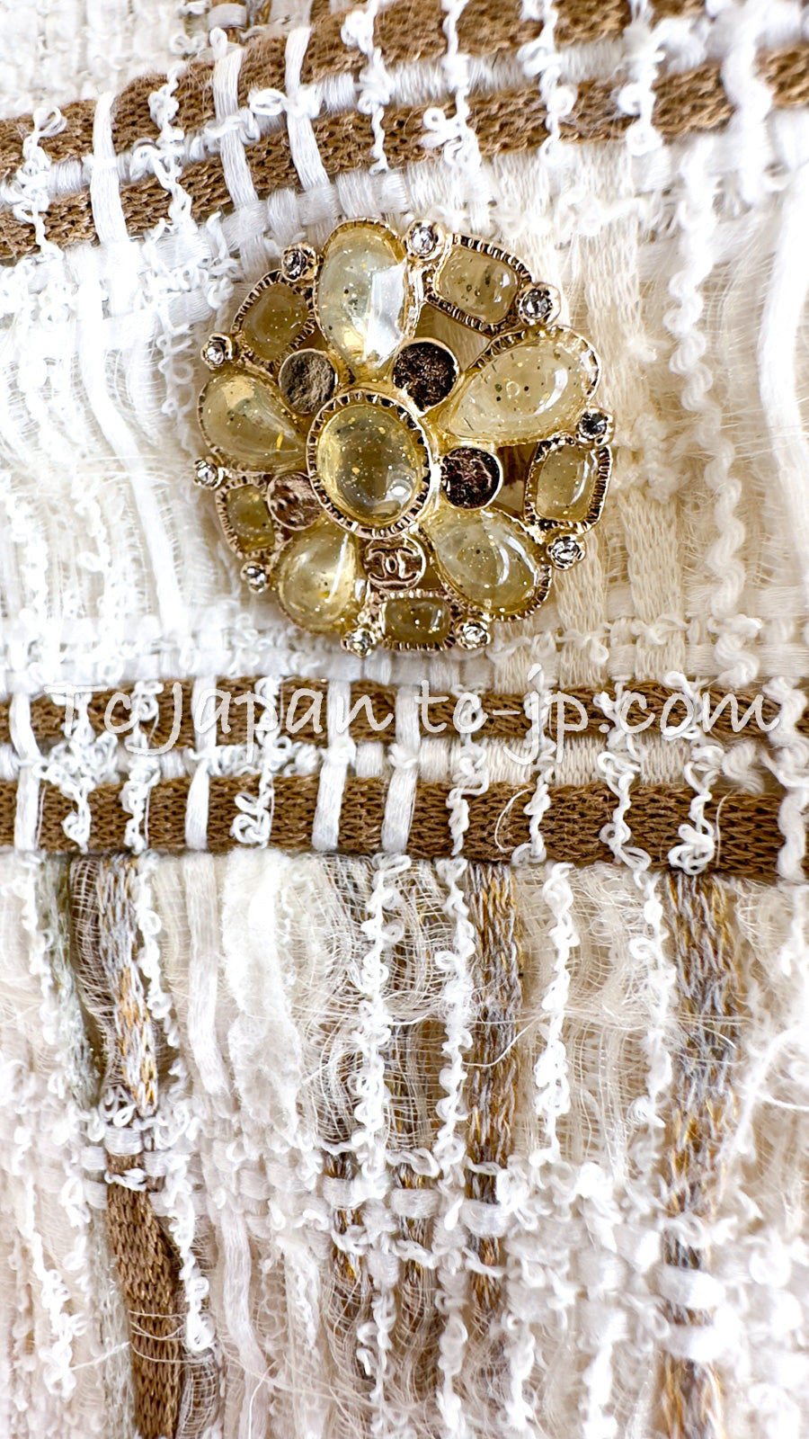 CHANEL 15C White Beige Dubai Lesage Tweed Collarless Jacket CC Gripoix Button 36 38 シャネル ホワイト ベージュ ルサージュ ツイード ドバイ ノーカラー ジャケット CCロゴ グリポア ボタン 即発 - TC JAPAN