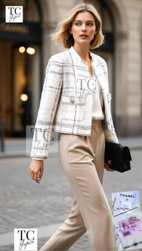 CHANEL 15C White Beige Dubai Lesage Tweed Collarless Jacket CC Gripoix Button 36 38 シャネル ホワイト ベージュ ルサージュ ツイード ドバイ ノーカラー ジャケット CCロゴ グリポア ボタン 即発