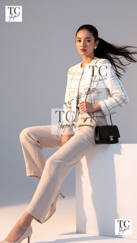 CHANEL 15C White Beige Dubai Lesage Tweed Collarless Jacket CC Gripoix Button 36 38 シャネル ホワイト ベージュ ルサージュ ツイード ドバイ ノーカラー ジャケット CCロゴ グリポア ボタン 即発