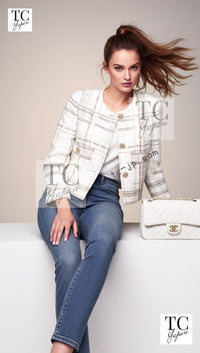 CHANEL 15C White Beige Dubai Lesage Tweed Collarless Jacket CC Gripoix Button 36 38 シャネル ホワイト ベージュ ルサージュ ツイード ドバイ ノーカラー ジャケット CCロゴ グリポア ボタン 即発