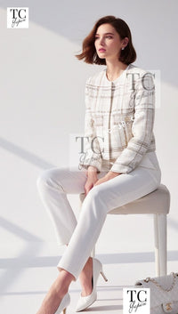 CHANEL 15C White Beige Dubai Lesage Tweed Collarless Jacket CC Gripoix Button 36 38 シャネル ホワイト ベージュ ルサージュ ツイード ドバイ ノーカラー ジャケット CCロゴ グリポア ボタン 即発