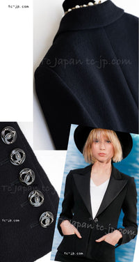 CHANEL 09C Black Wool Silk Collar Jacket Heart CC Logo Button 34 シャネル ブラック ハート ココボタン ウール シルク襟 ジャケット 即発