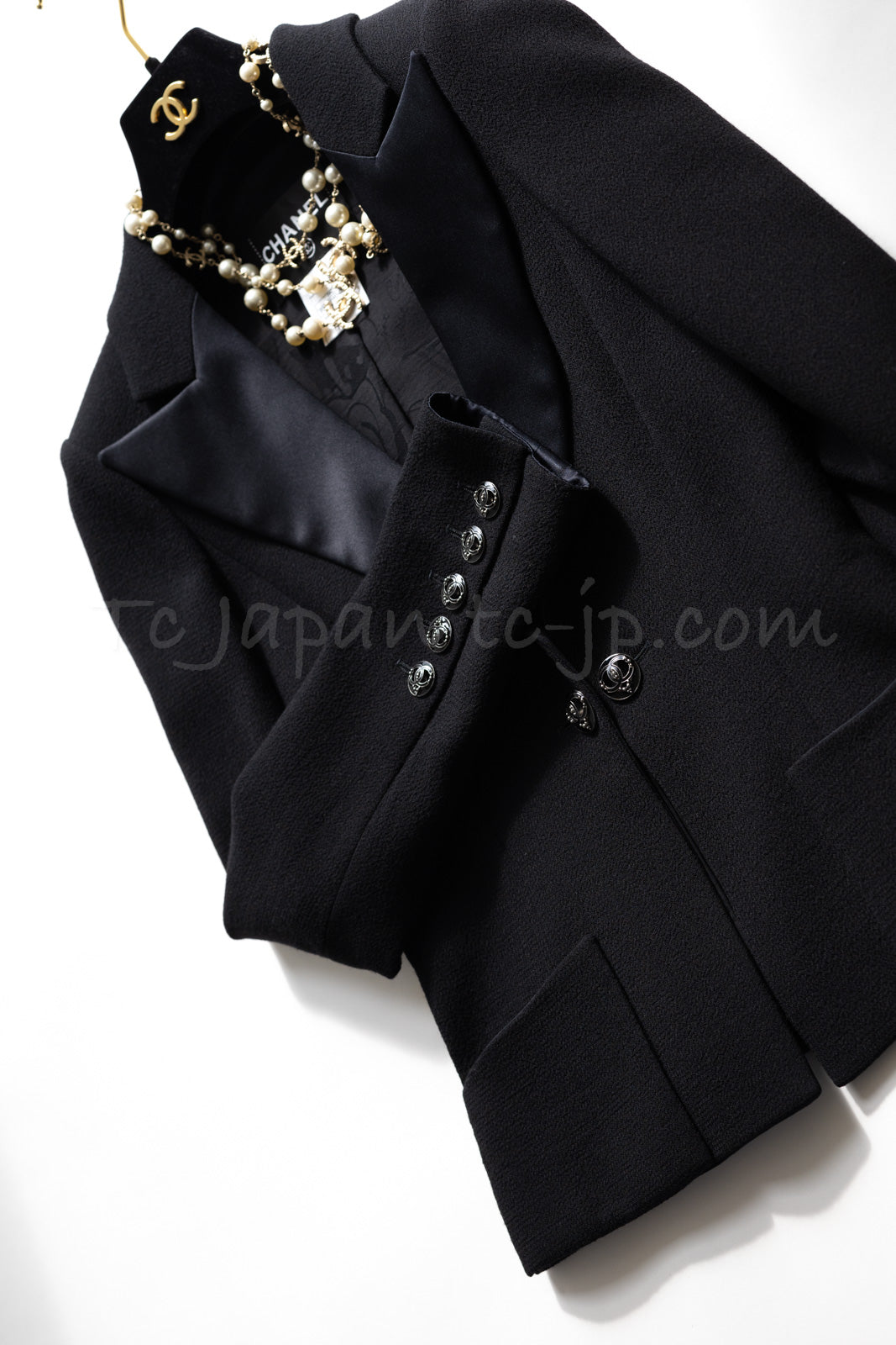 CHANEL 09C Black Wool Silk Collar Jacket Heart CC Logo Button 34 シャネル ブラック ハート ココボタン ウール シルク襟 ジャケット 即発