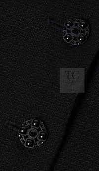 CHANEL 07C Black Wool Silk Ruffle Trim Jacket Skirt Suit 34 38 シャネル ブラック ウール シルク ラッフル トリム ジャケット スカート スーツ 即発