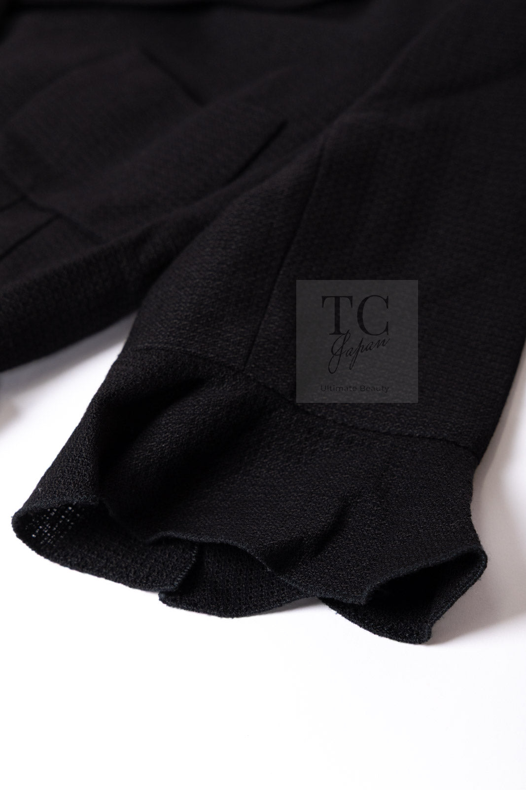 CHANEL 07C Black Wool Silk Ruffle Trim Jacket Skirt Suit 34 38 シャネル ブラック ウール シルク ラッフル トリム ジャケット スカート スーツ 即発