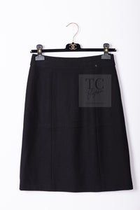 CHANEL 07C Black Wool Silk Ruffle Trim Jacket Skirt Suit 34 38 シャネル ブラック ウール シルク ラッフル トリム ジャケット スカート スーツ 即発